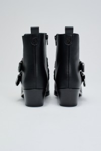 BOTINS DE PELE