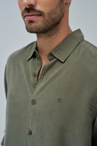 CAMISA EM DENIM LEVE