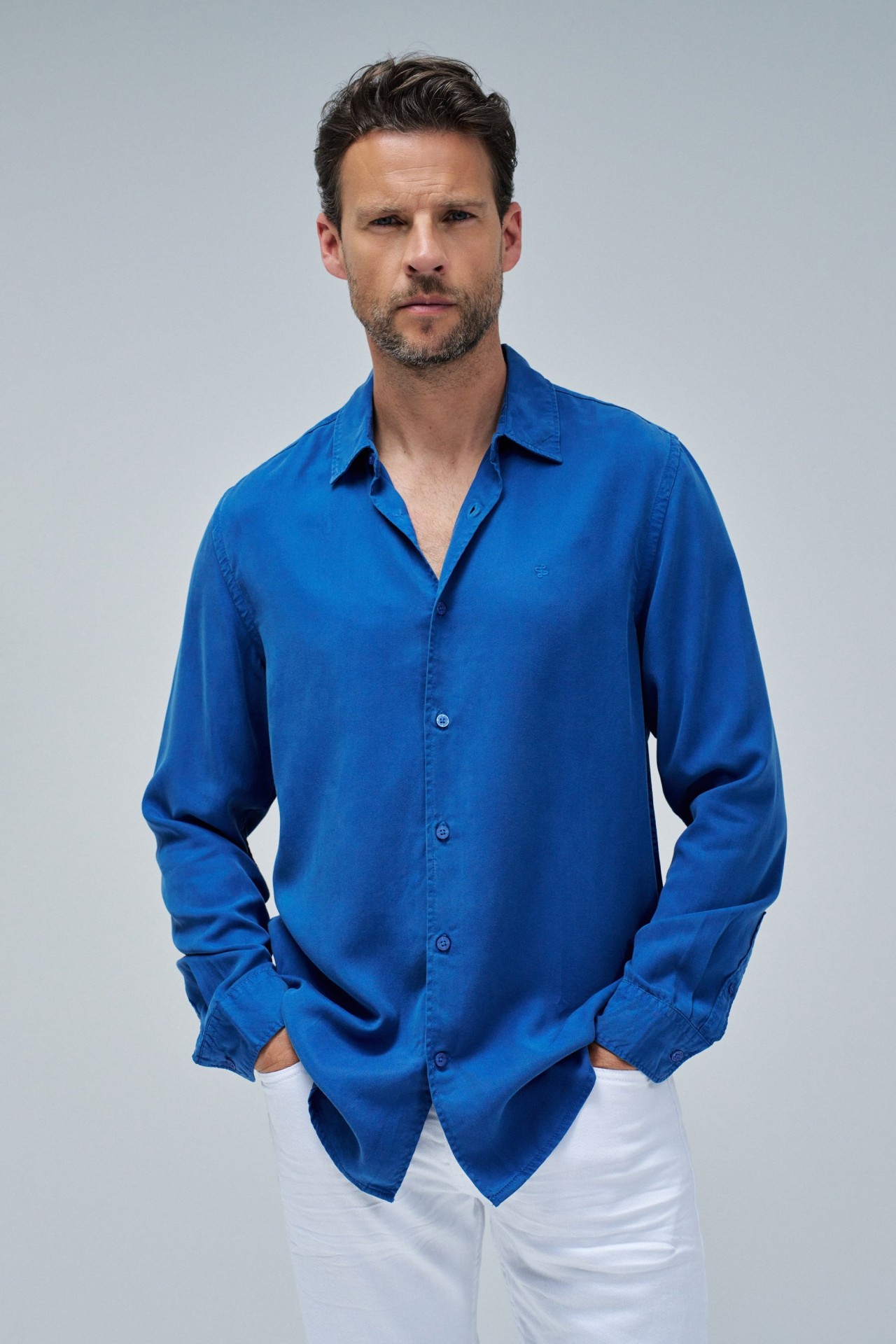 CAMISA EM DENIM LEVE