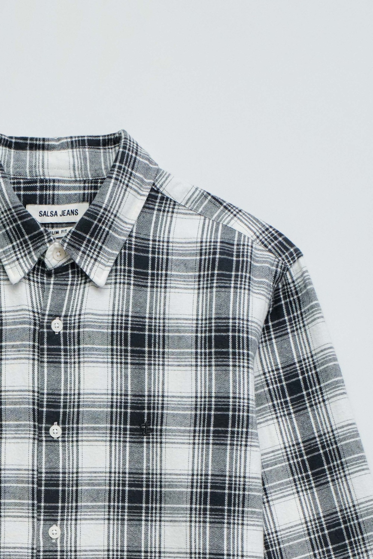 CAMISA COM PADRÃO XADREZ