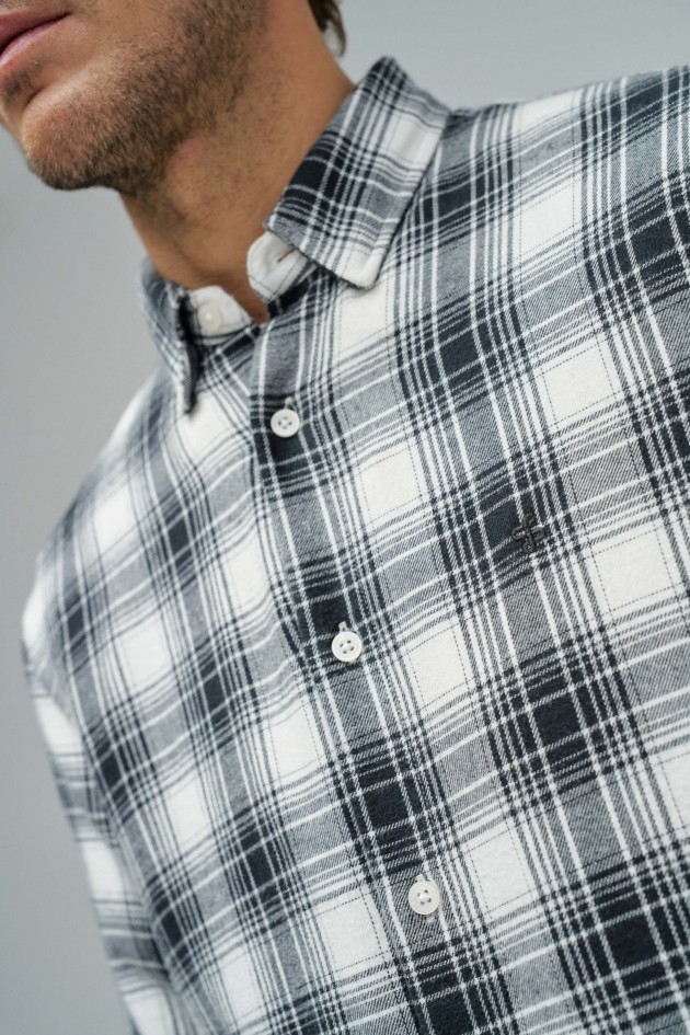 CAMISA CON ESTAMPADO DE CUADROS
