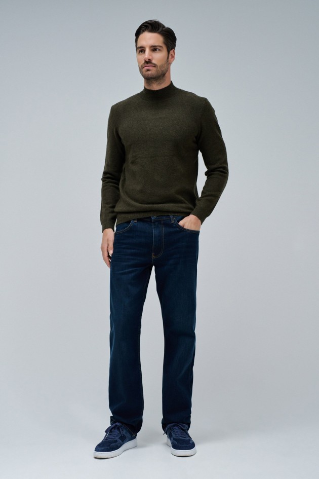 STRAIGHT FIT JEANS