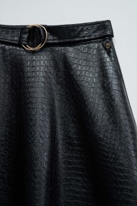 FALDA MIDI EFECTO PIEL CON CINTUR�N