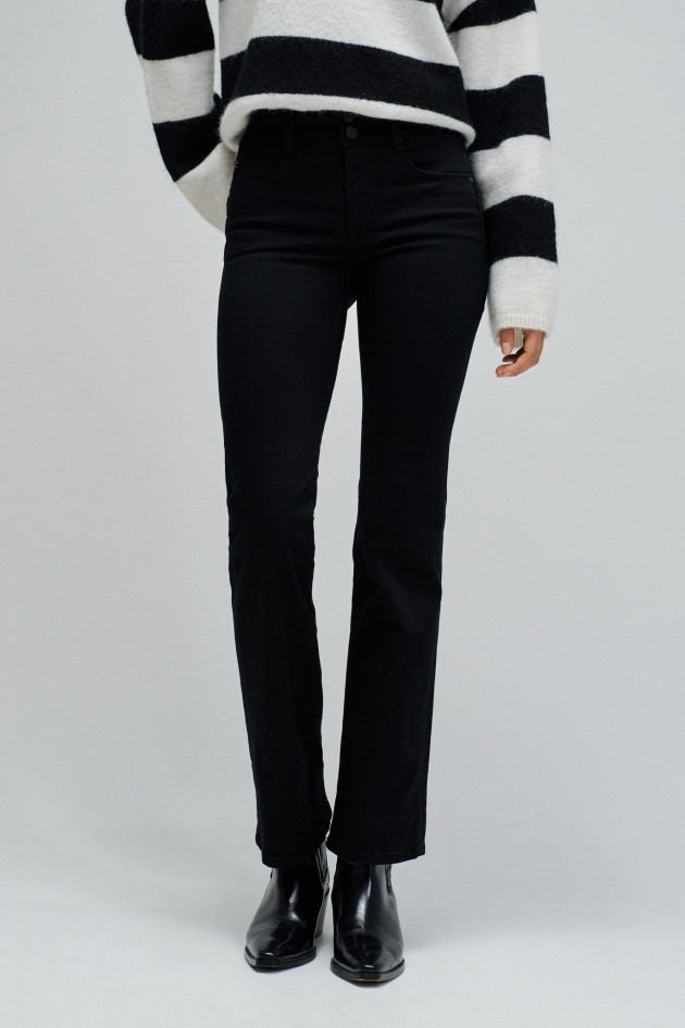 SECRET PUSH IN BOOTCUT JEANS