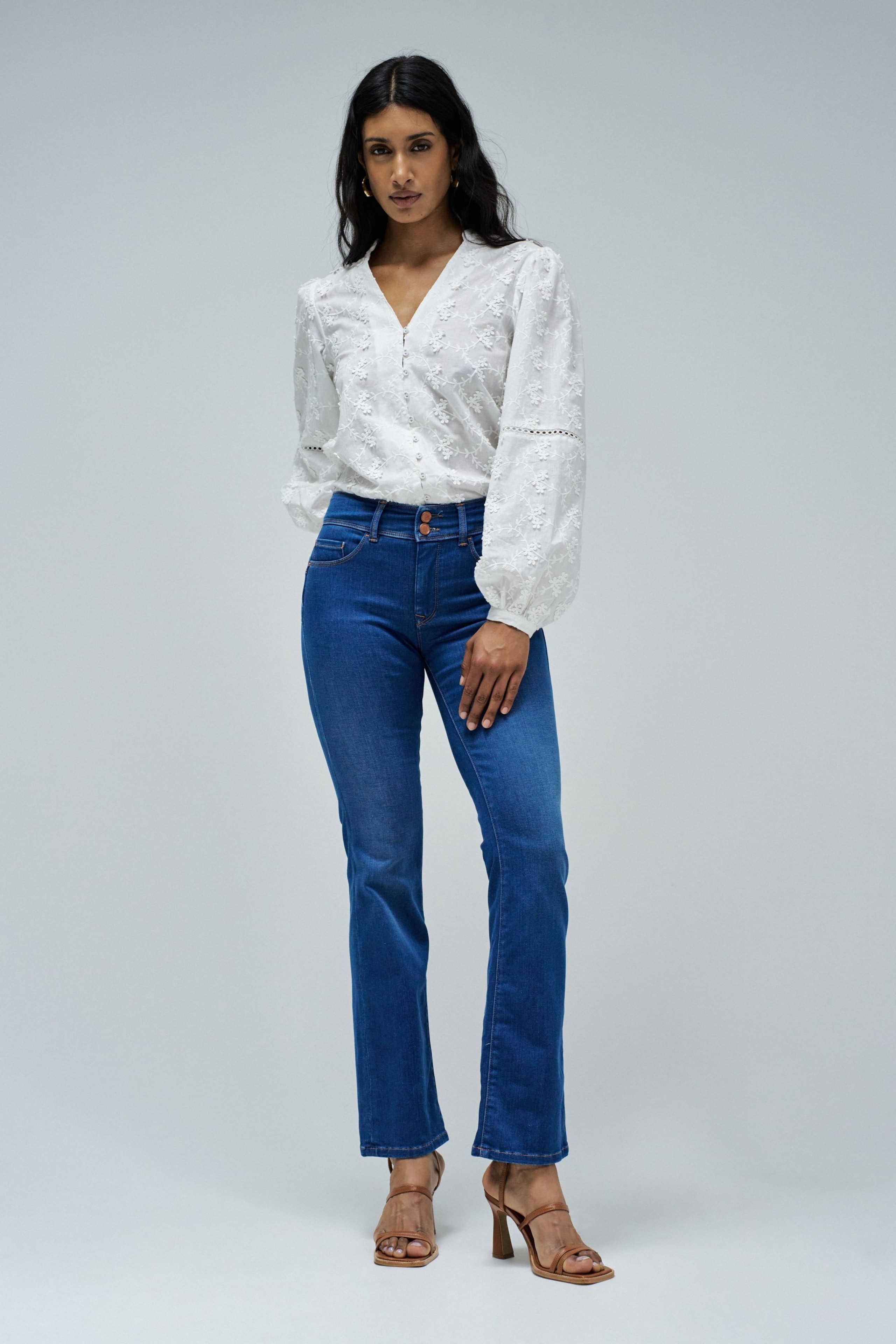 SECRET PUSH IN BOOTCUT SOFT TOUCH JEANS