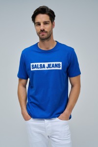 T-SHIRT COM BRANDING EM RELEVO