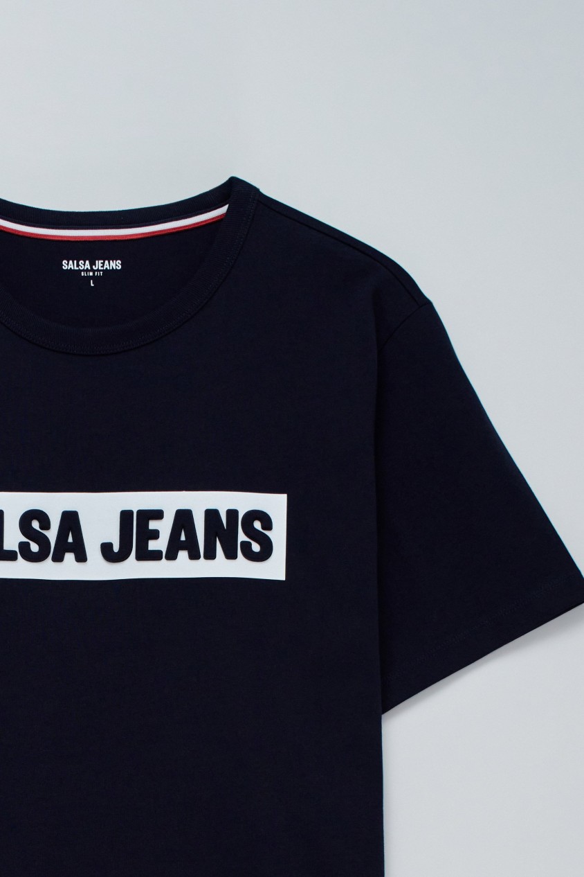 T-SHIRT COM BRANDING EM RELEVO