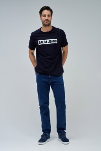T-SHIRT COM BRANDING EM RELEVO