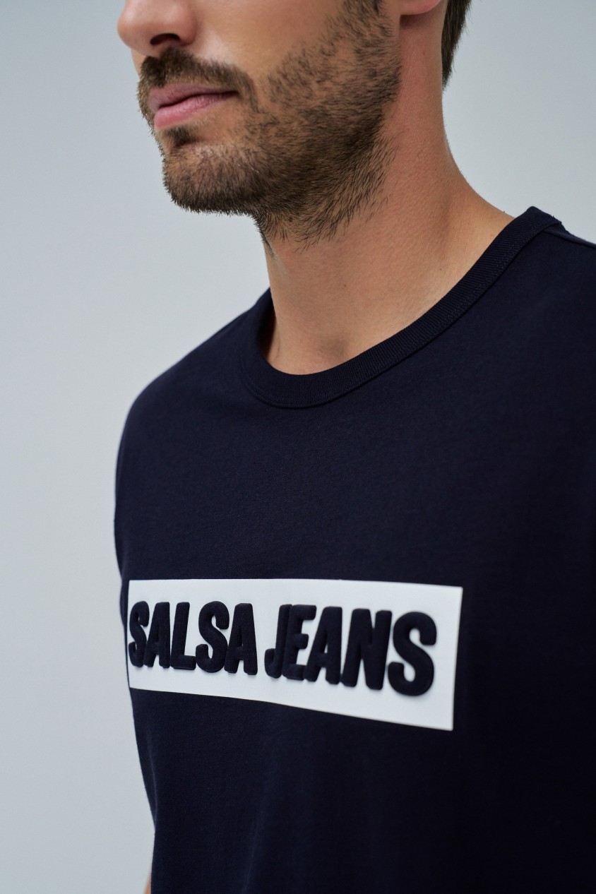 T-SHIRT COM BRANDING EM RELEVO