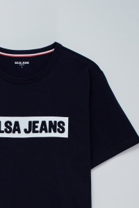 T-SHIRT COM BRANDING EM RELEVO