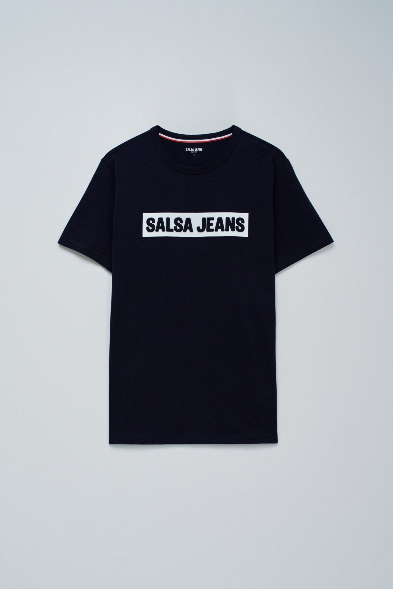 T-SHIRT COM BRANDING EM RELEVO