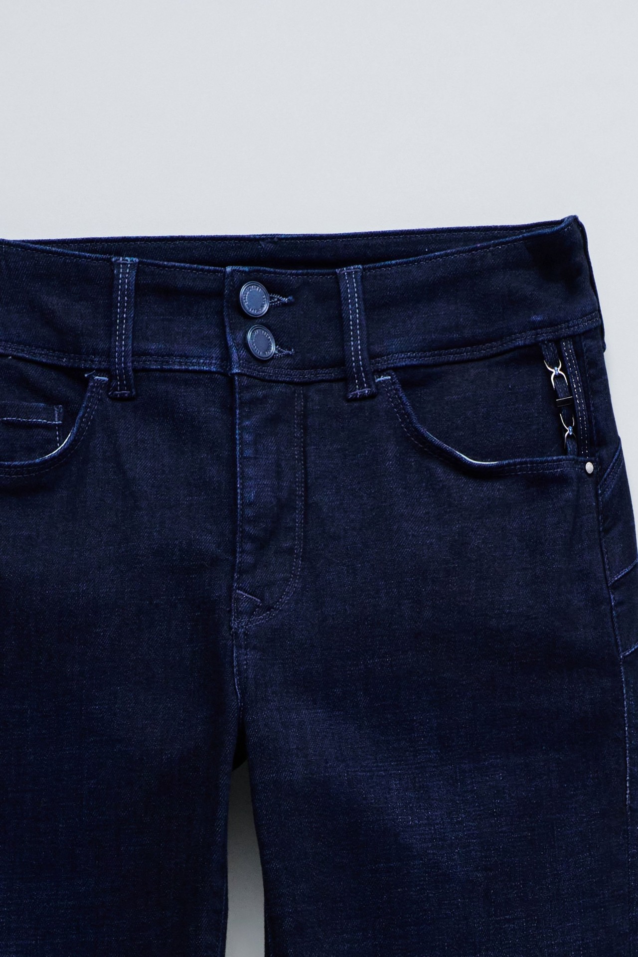 SECRET PUSH IN SLIM JEANS