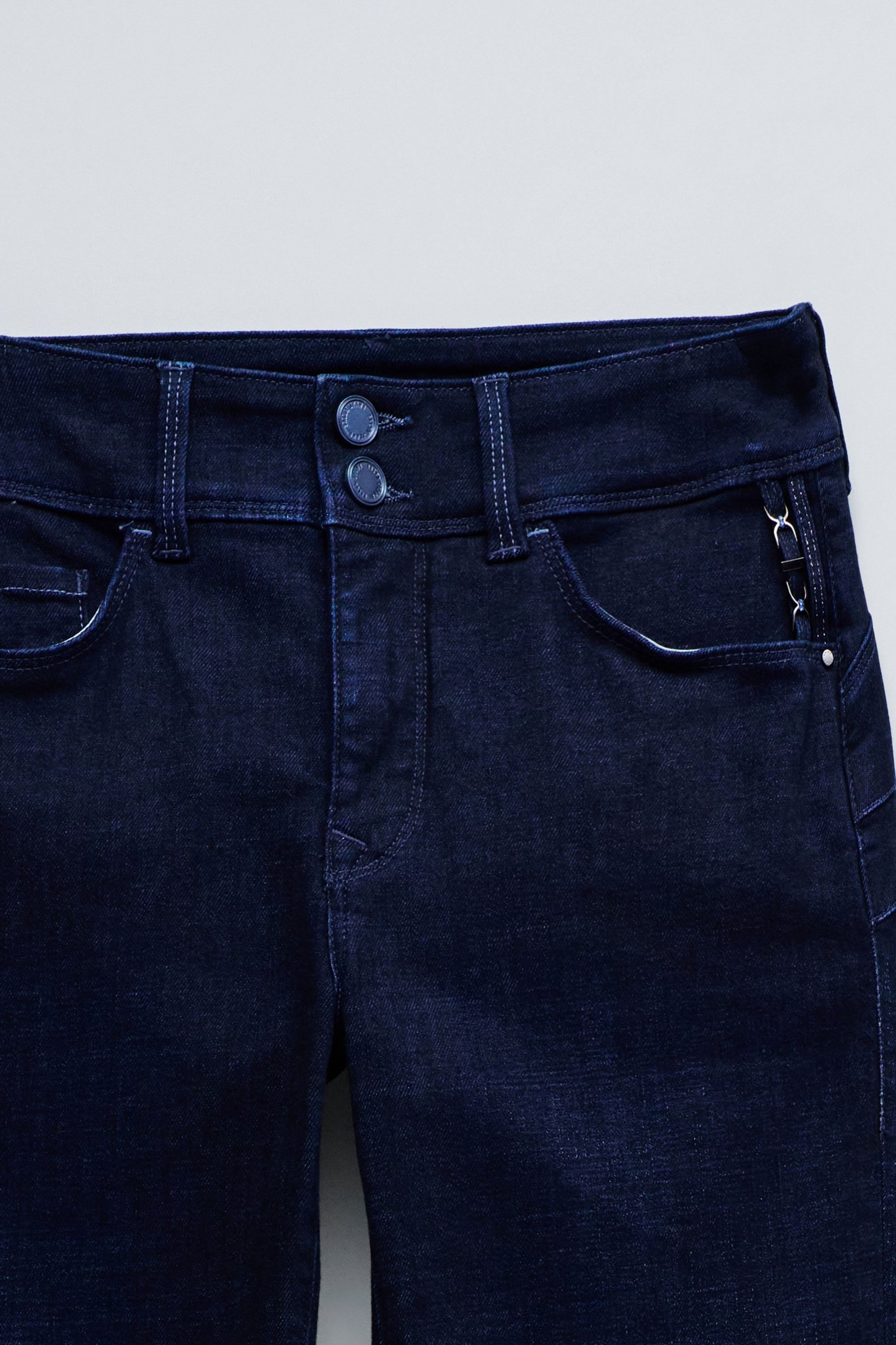 SECRET PUSH IN SLIM JEANS