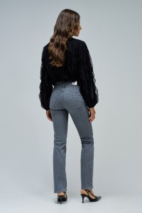 SECRET PUSH IN STRAIGHT JEANS