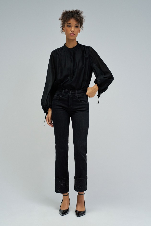 SECRET PUSH IN STRAIGHT JEANS