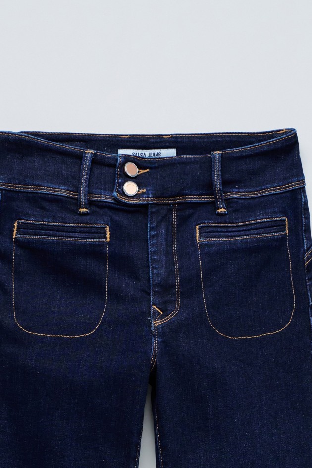 SECRET PUSH IN STRAIGHT JEANS