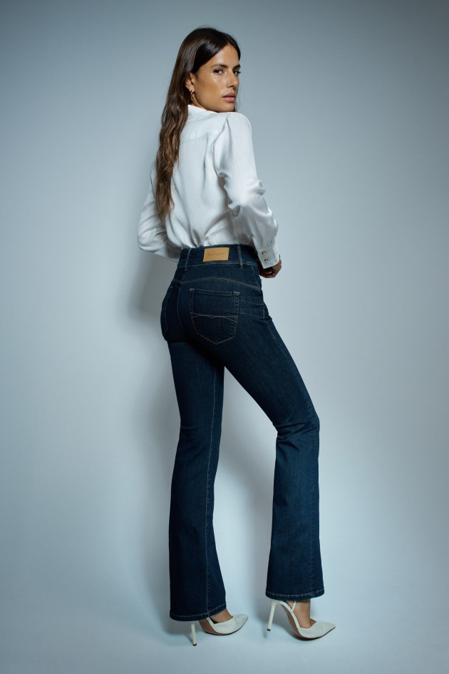 SECRET PUSH IN BOOTCUT JEANS