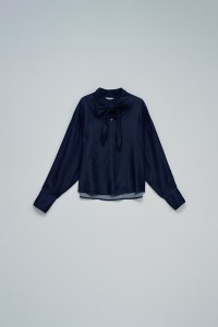 HELLBLAUE BLUSE