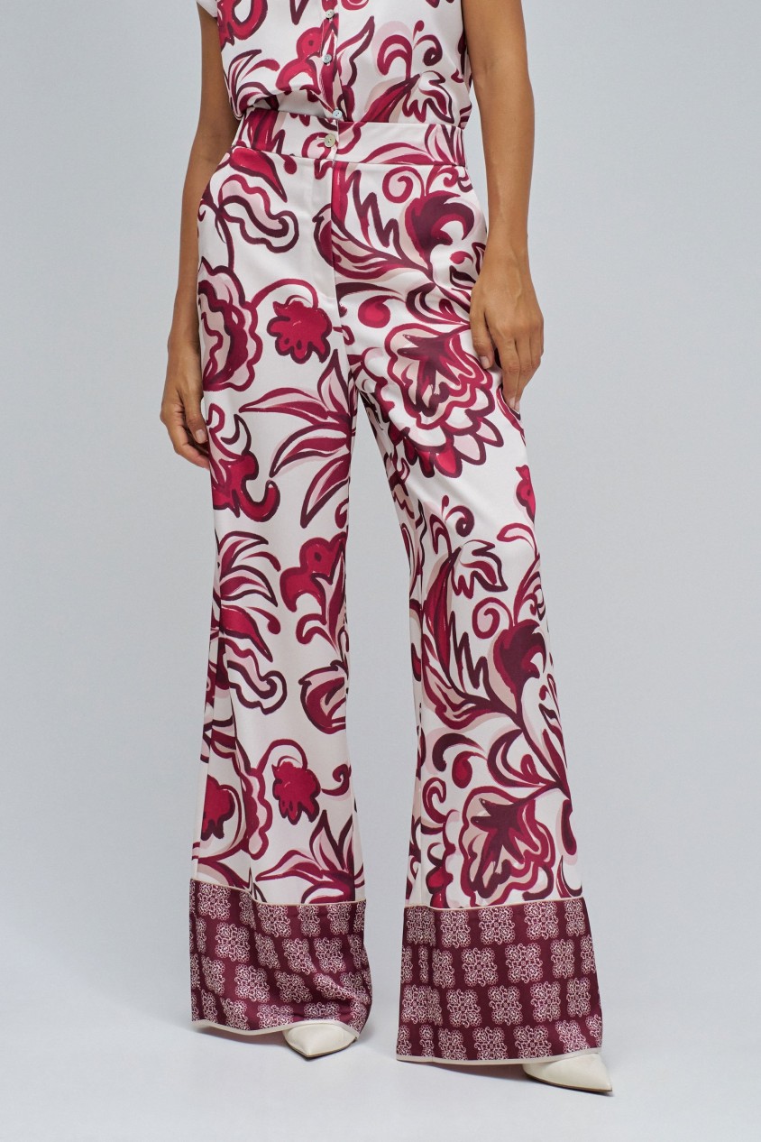 CALÇAS REGULAR FIT COM ESTAMPADO FLORAL