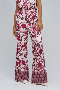 CAL�AS REGULAR FIT COM ESTAMPADO FLORAL