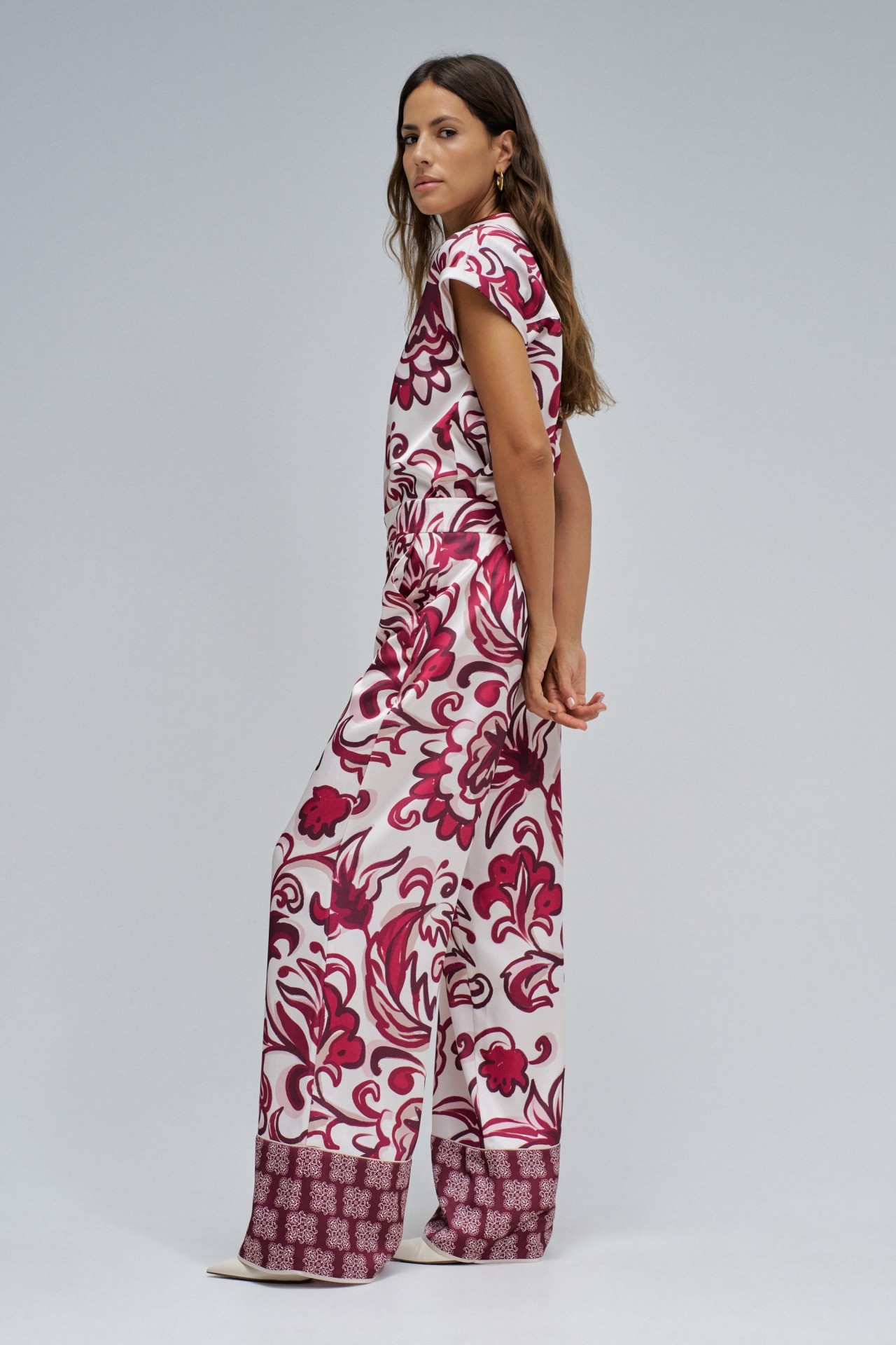 CAL�AS REGULAR FIT COM ESTAMPADO FLORAL