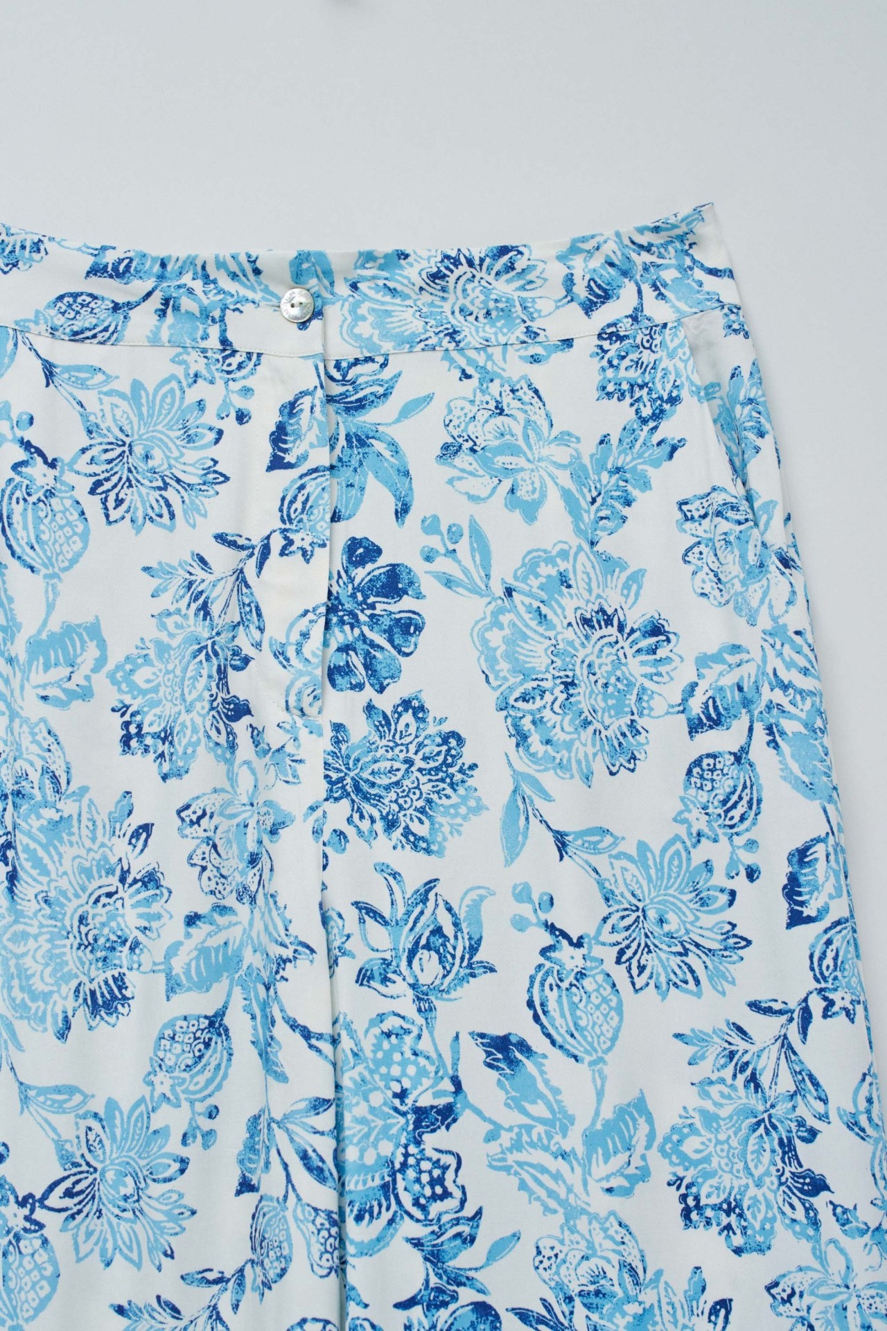 STRAIGHT WITH FLORAL PRINT TROUSERS