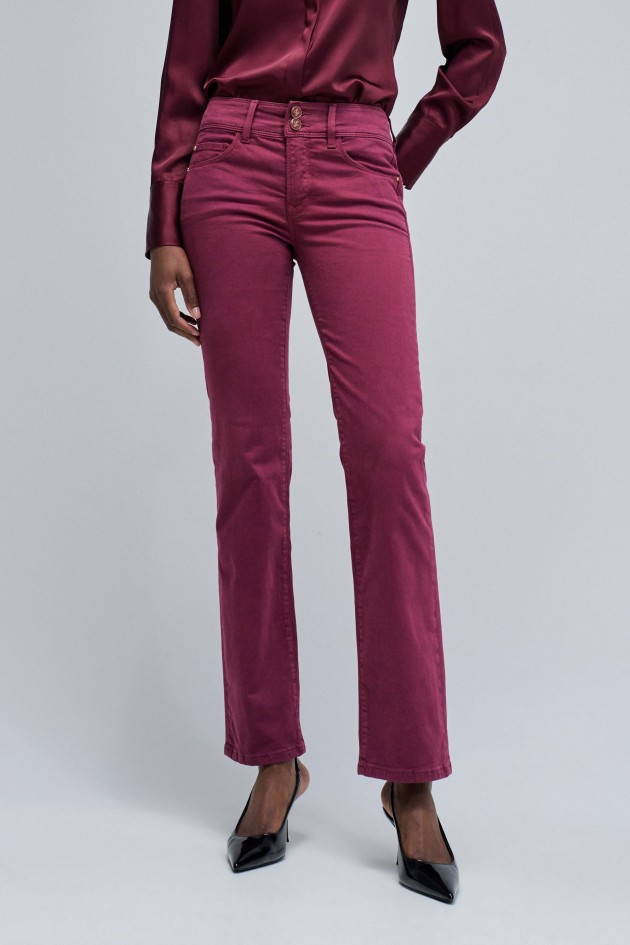 SECRET PUSH IN STRAIGHT JEANS