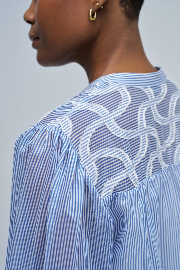 CAMISA DE RAYAS CON BORDADOS