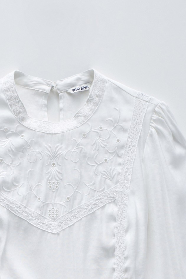 CAMISA CON BORDADOS