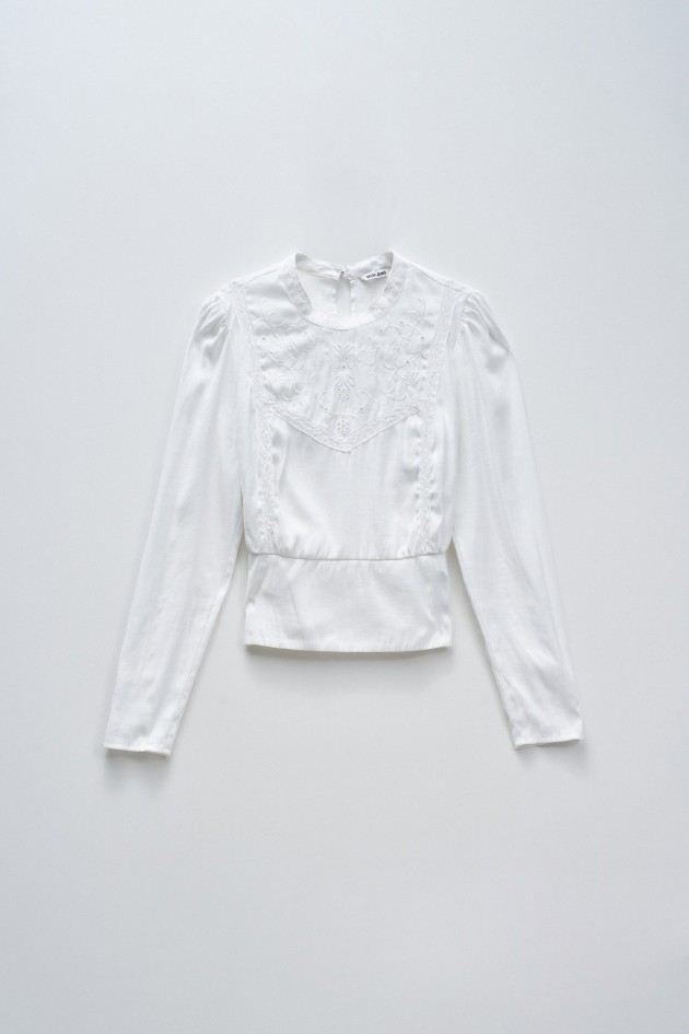 CAMISA CON BORDADOS
