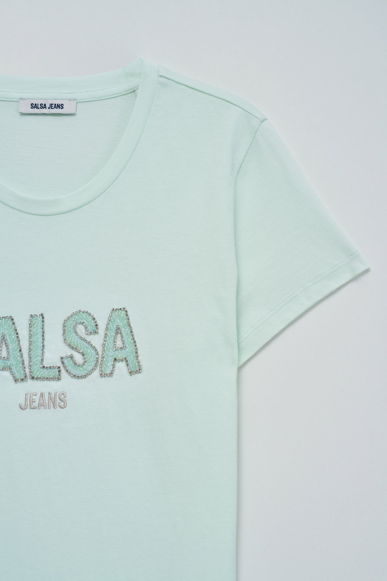 T-SHIRT MIT BRANDING