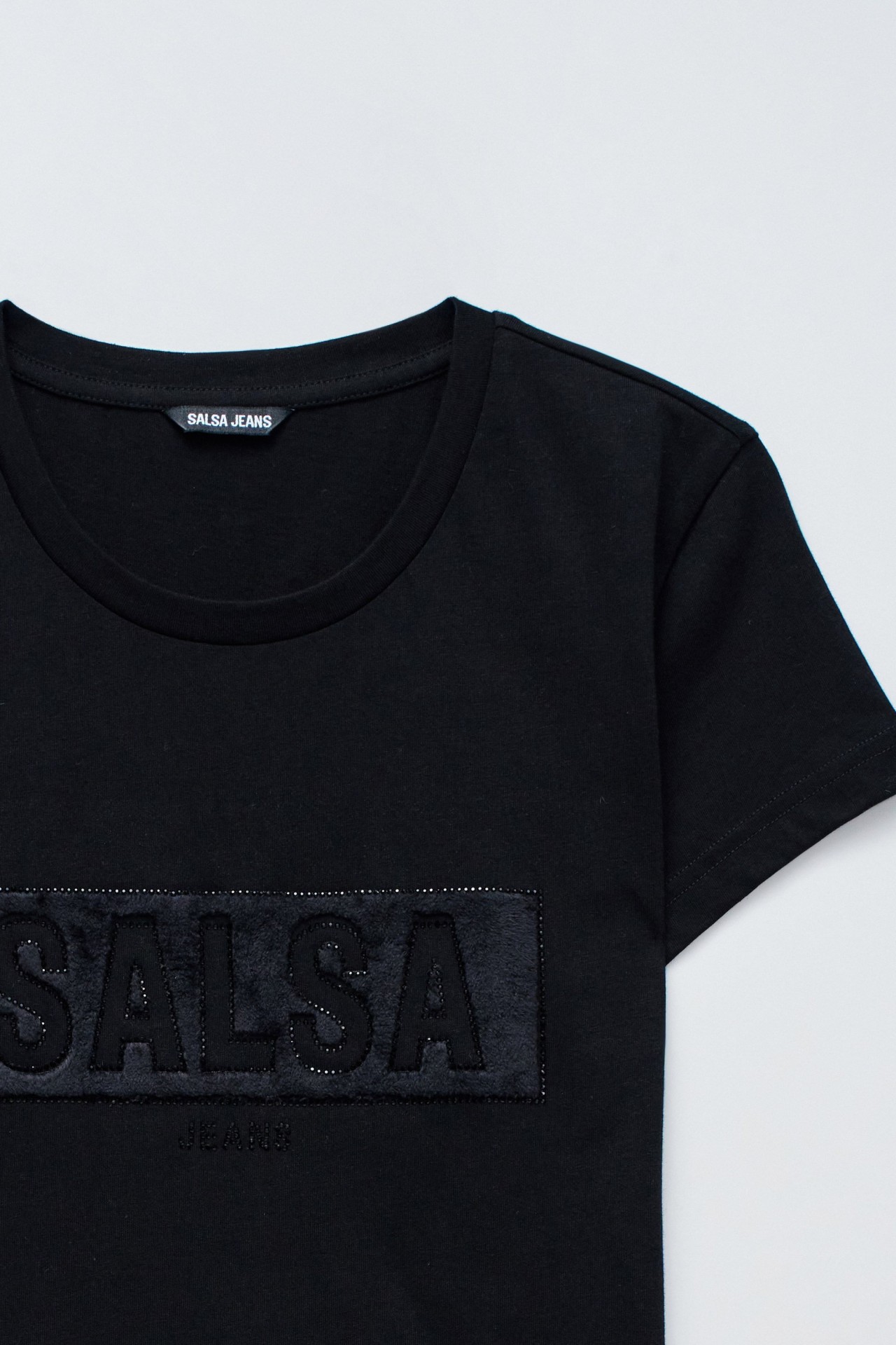 T-SHIRT MIT BRANDING