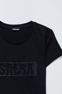 T-SHIRT MIT BRANDING