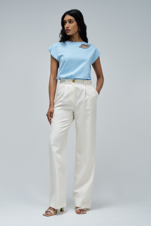 CAMISETA CON DETALLE EN EL PECHO