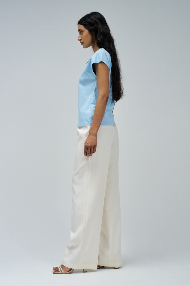 CAMISETA CON DETALLE EN EL PECHO