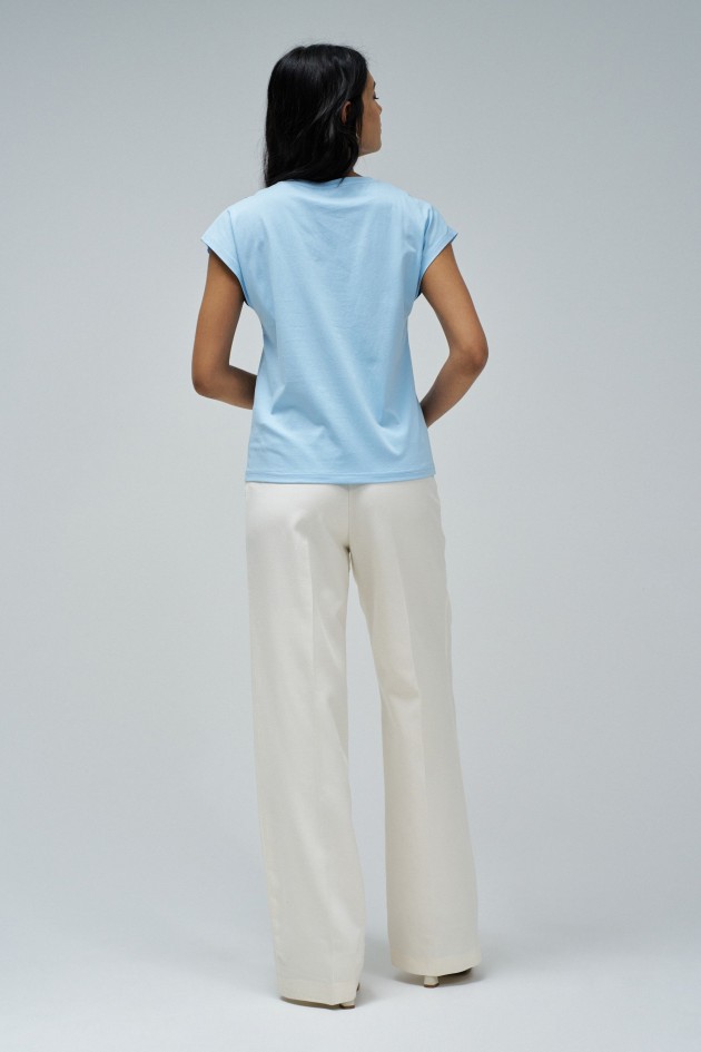 CAMISETA CON DETALLE EN EL PECHO