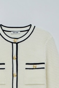 CARDIGAN COM BOT�ES DOURADOS