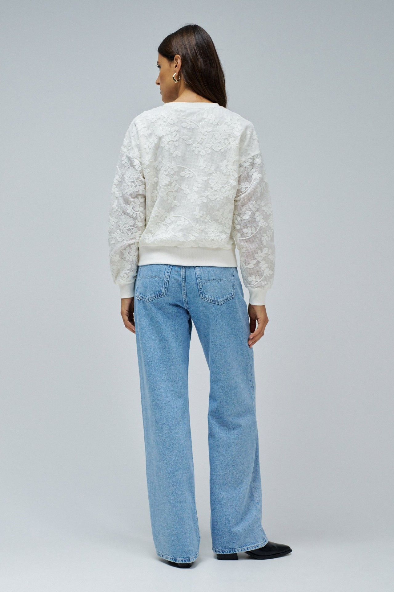 SWEATSHIRT WITH FLORAL EMBROIDERY