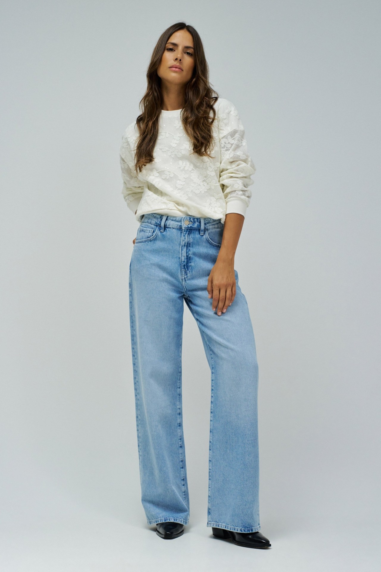 SWEATSHIRT WITH FLORAL EMBROIDERY