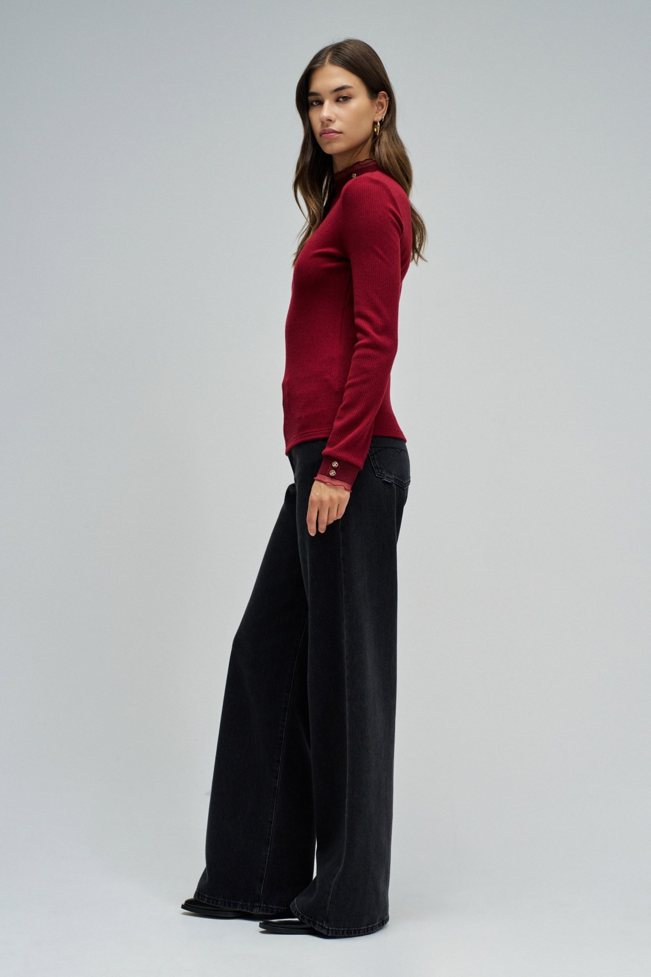 CAMISOLA DE MALHA COM GOLA EM TULE