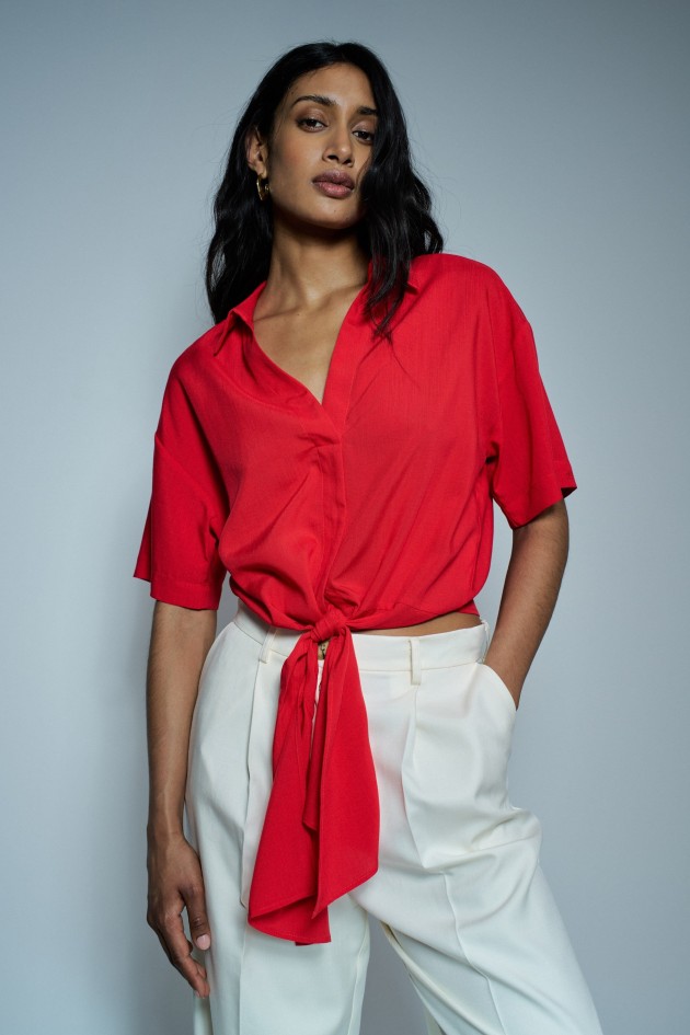 BLUSE IN HELLBLAU MIT SCHLEIFE AM SAUM