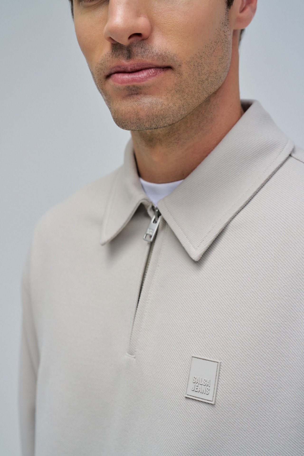 SUDADERA CON MEDIA CREMALLERA