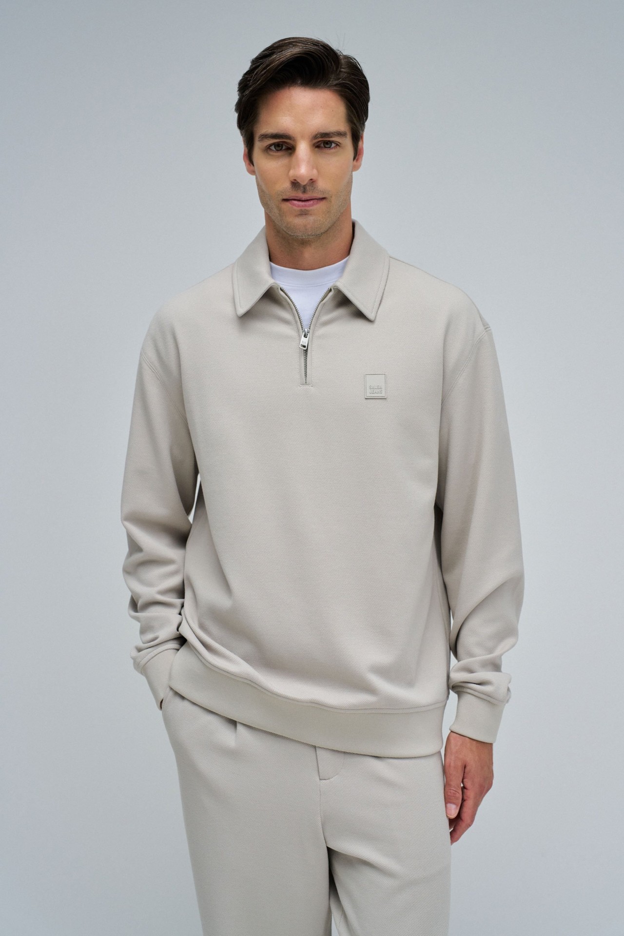 SUDADERA CON MEDIA CREMALLERA