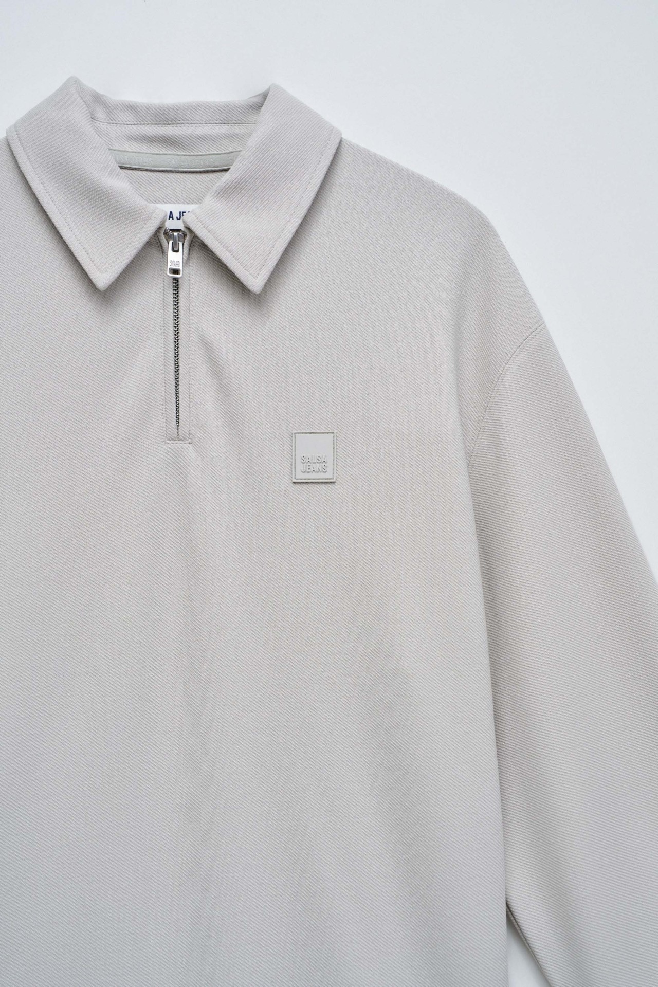 SUDADERA CON MEDIA CREMALLERA