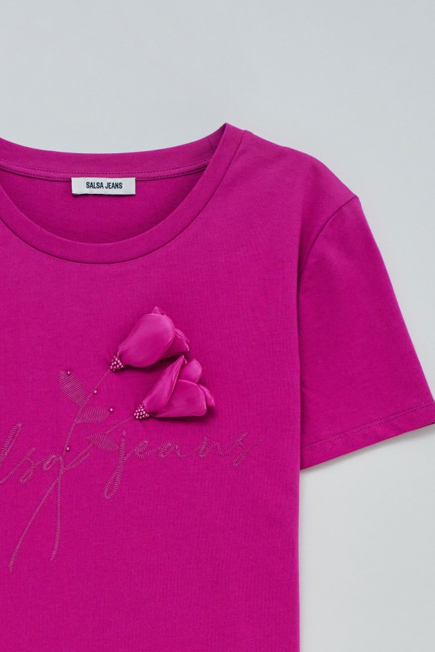T-SHIRT WITH FLOWER APPLIQUÉS
