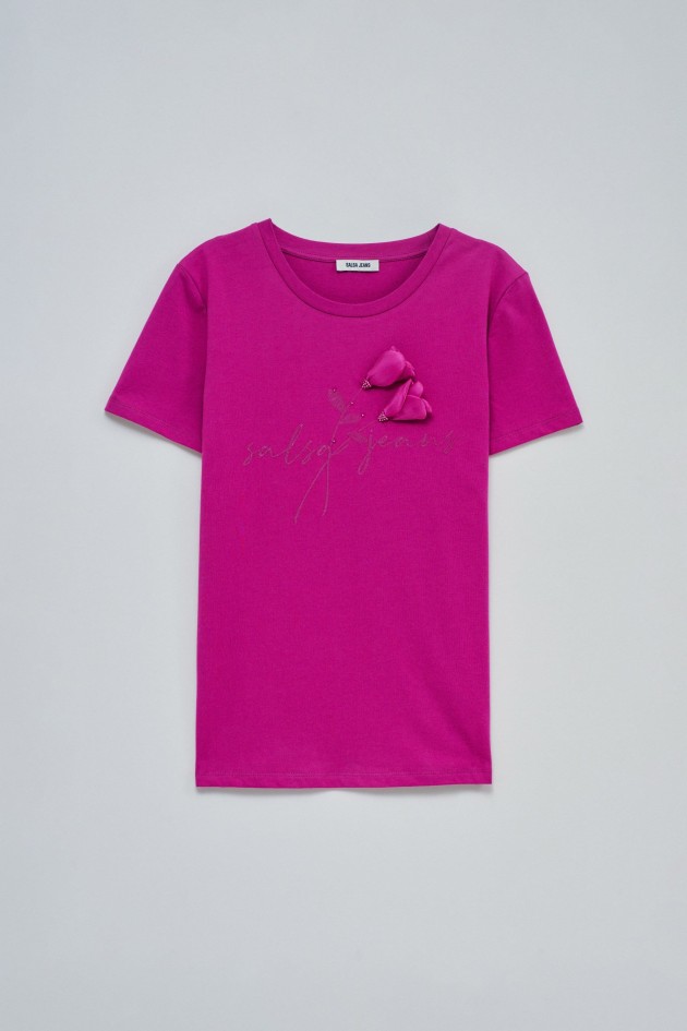 T-SHIRT WITH FLOWER APPLIQUÉS