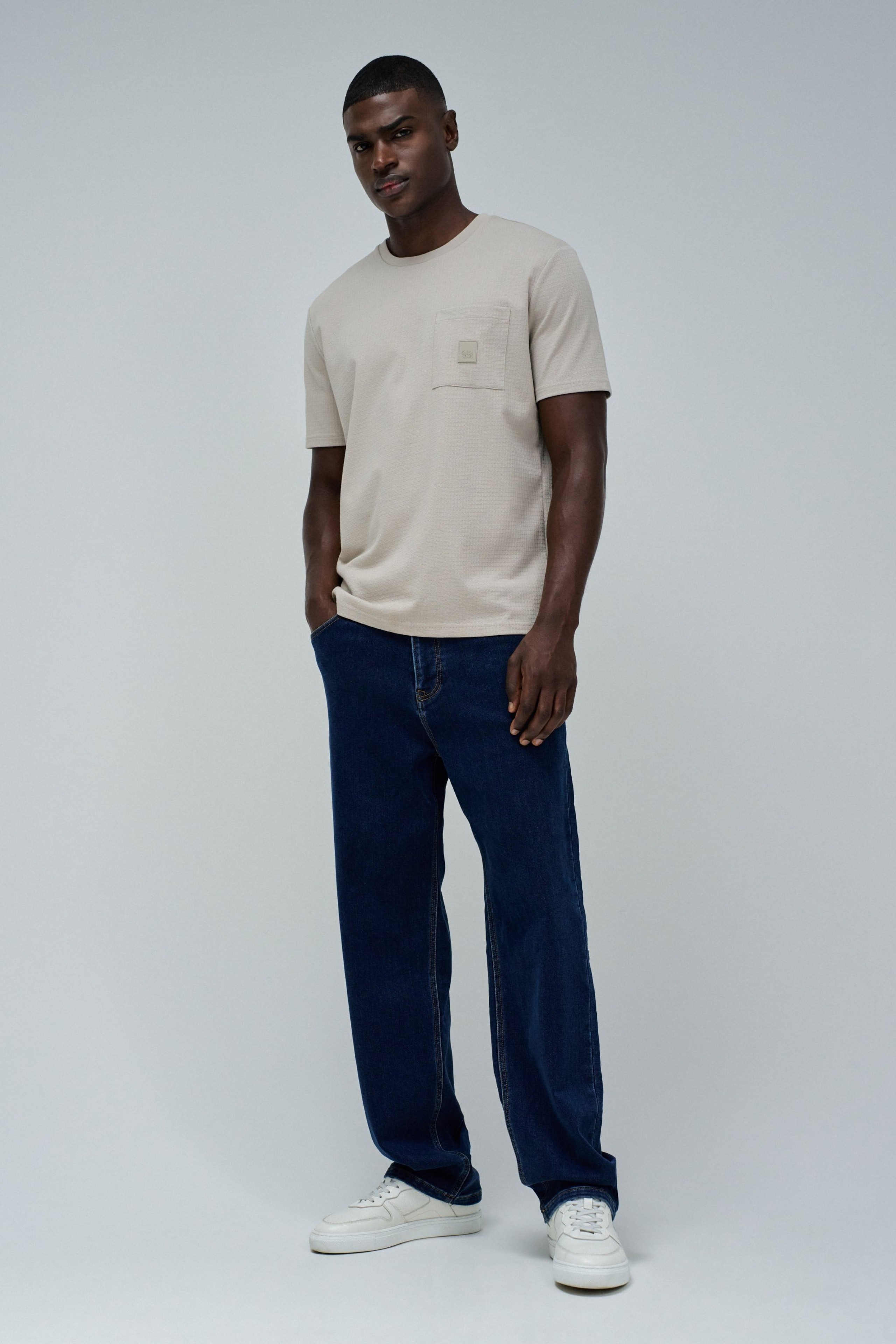 T-SHIRT TEXTURADA COM BOLSO