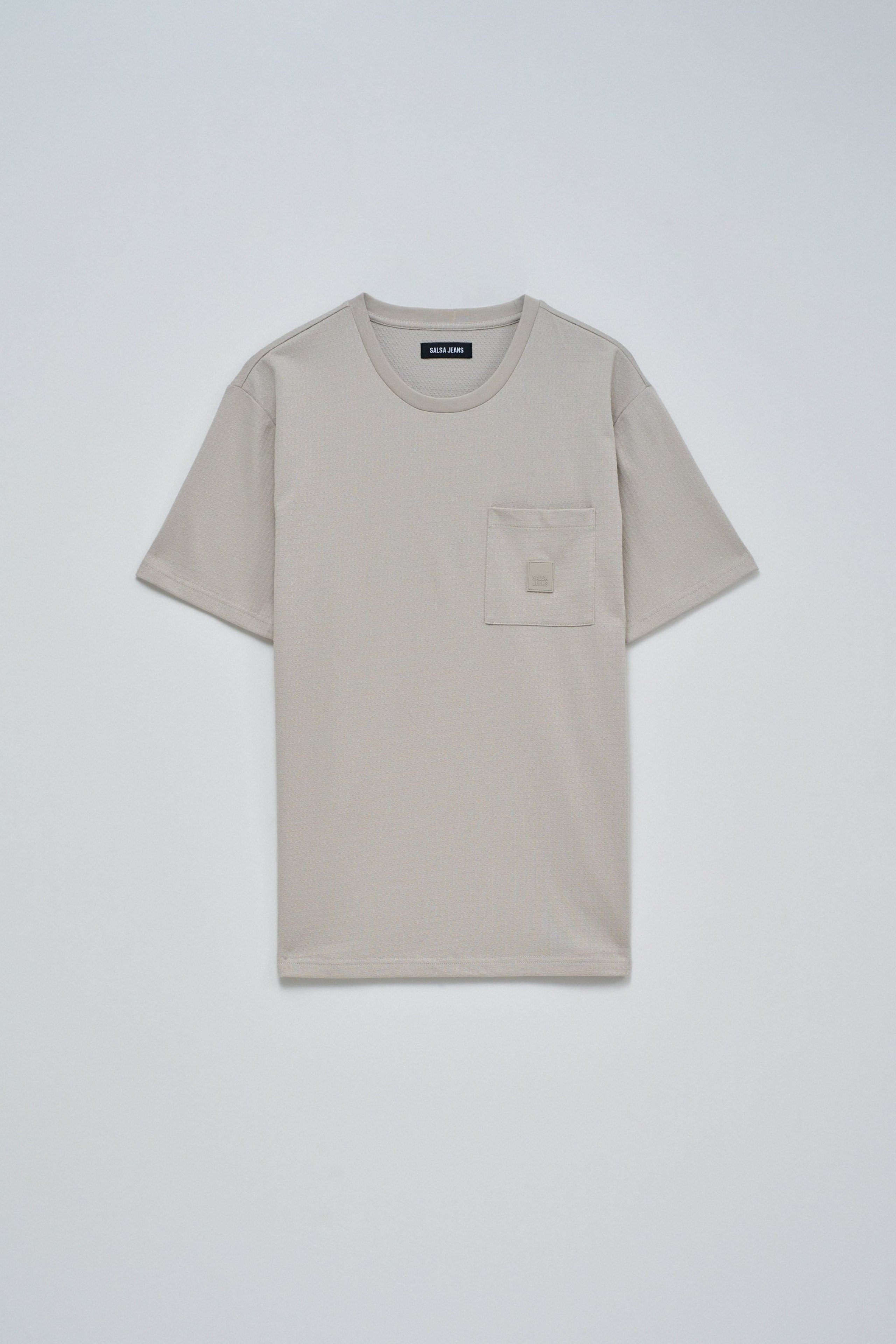 T-SHIRT TEXTURADA COM BOLSO
