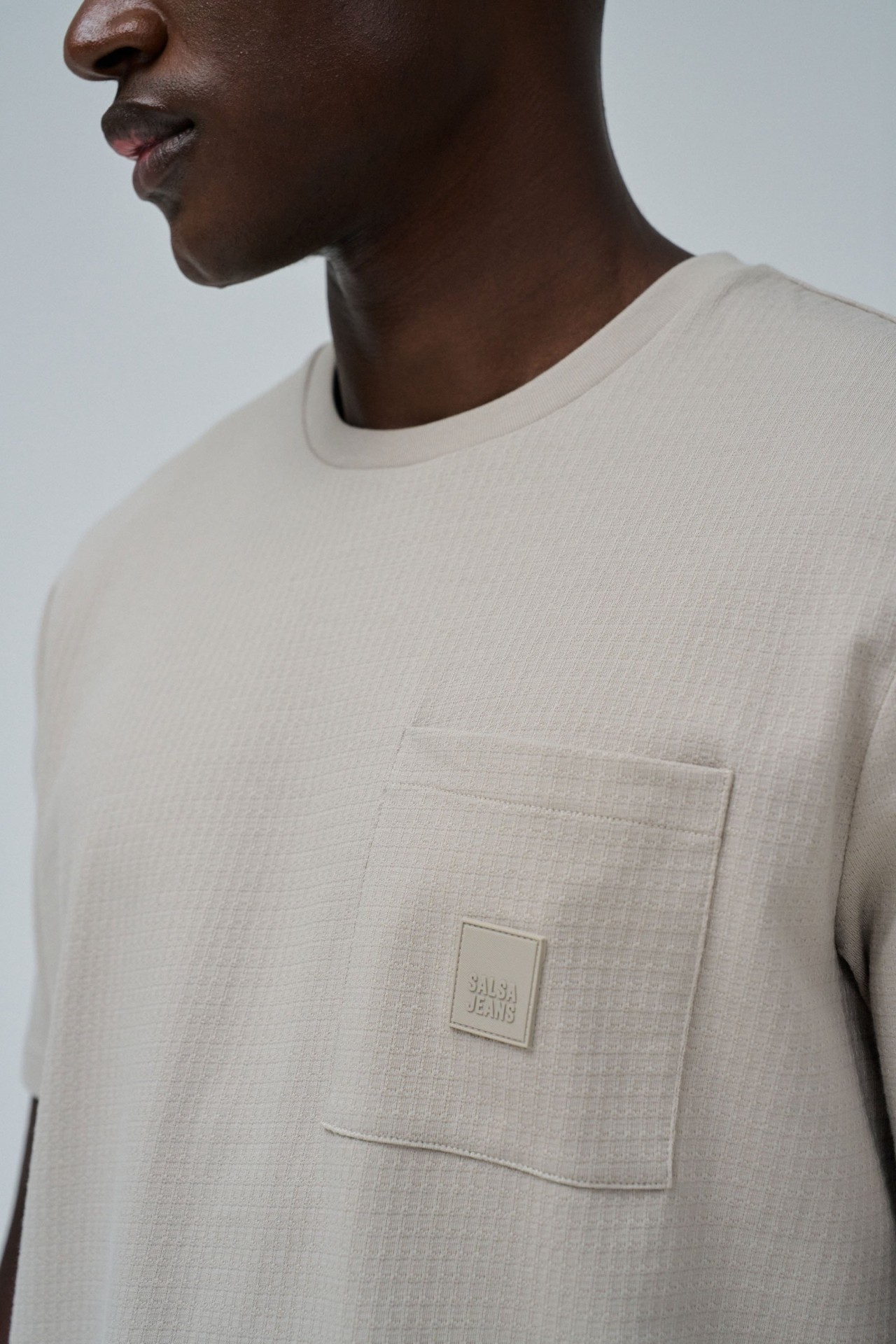 T-SHIRT TEXTURADA COM BOLSO