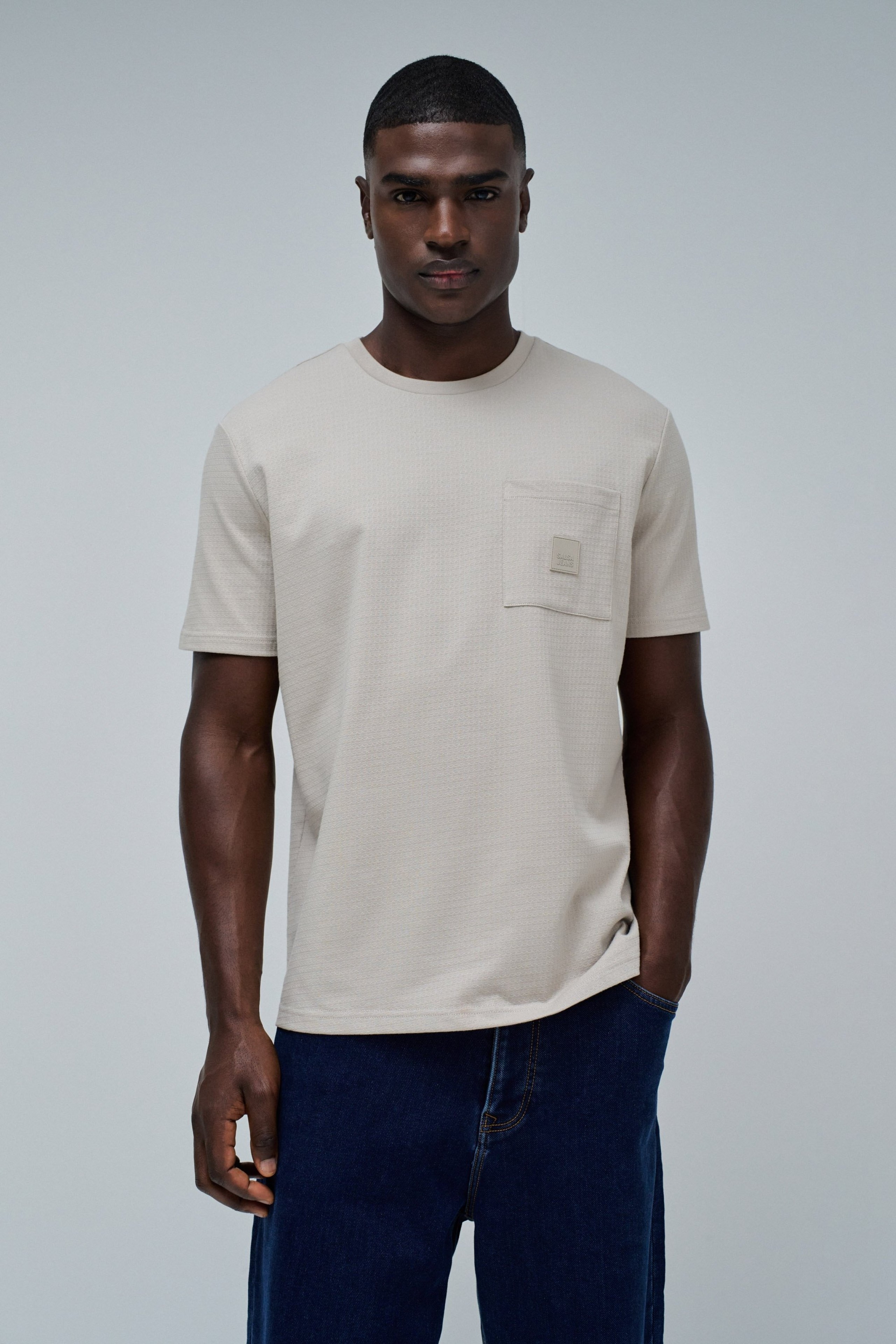 T-SHIRT TEXTURADA COM BOLSO